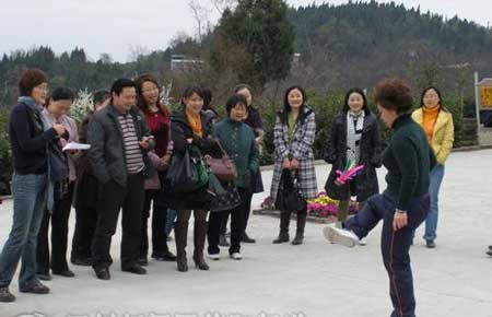 户外运动:踢毽子