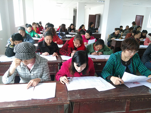 天全县城厢镇东城社区举行第二期家政服务结业