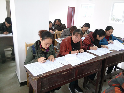 天全县城厢镇东城社区举行第二期家政服务结业