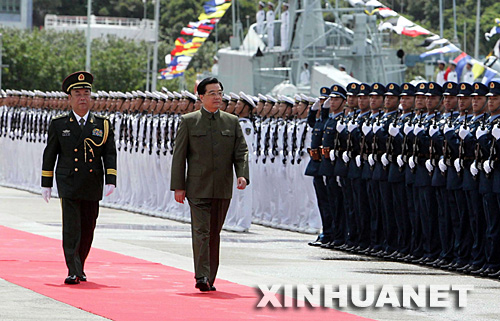 6月30日上午,中共中央总书记、国家主席、中央军委主席胡锦涛在香港昂船洲海军基地检阅中国人民解放军驻香港部队。