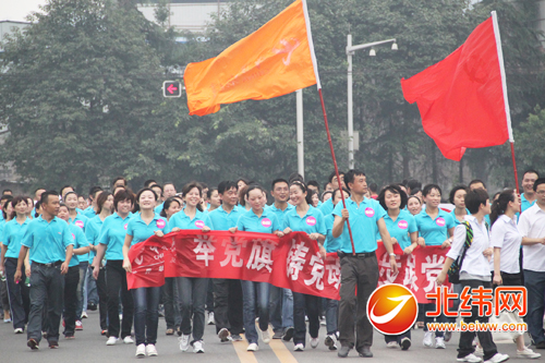 举党旗 铸党魂 健步跟党走