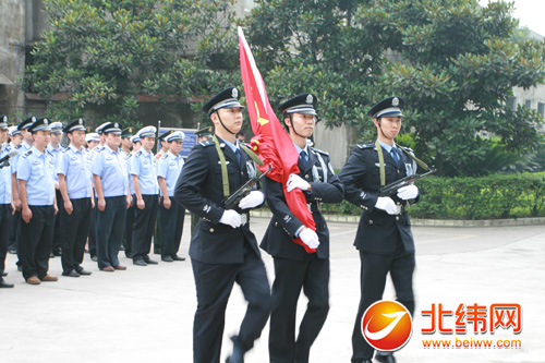 市公安局举行“七一”升国旗仪式