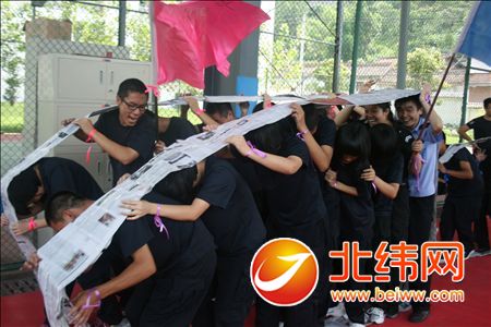 开展拓展训练 提升团队精神