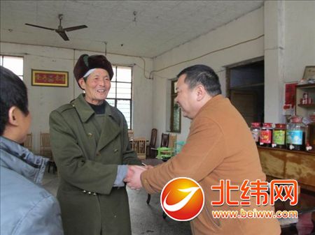 名山县副县长、公安局长魏东慰问贫困老党员