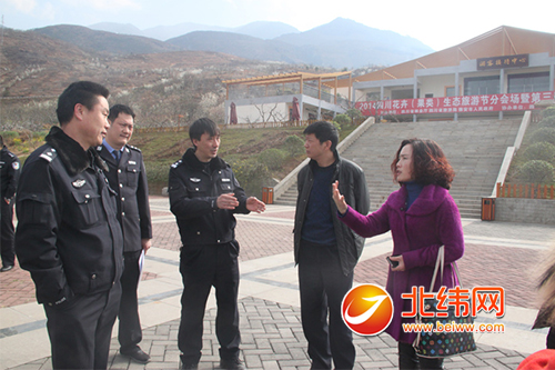 汉源县公安局党委书记,局长何伟带队检查指导梨花节安保工作