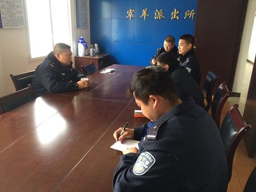 石棉县公安局交警大队教导员张健深入基层中队