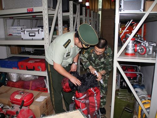 司令部督导组指导石棉消防大队正规化建设