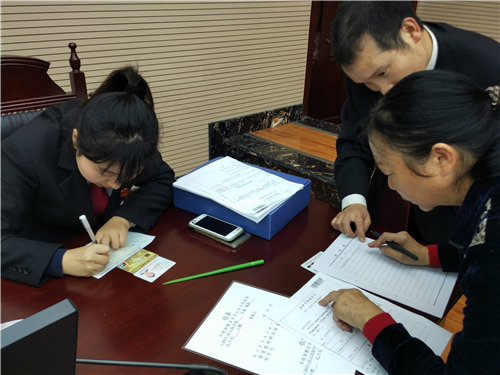 申请执行人在法院工作人员的指导下填写有关材料集中兑付大会现场 今