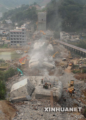 有关方面已决定对湖南凤凰县凤大公路堤溪沱江大桥坍塌360_500竖版 竖