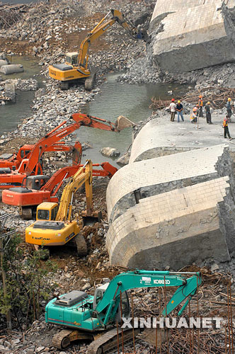 有关方面已决定对湖南凤凰县凤大公路堤溪沱江大桥坍塌332