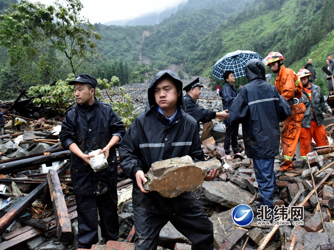 群众,紧急救援,劝导安抚……连日来,我市公安民警坚守在抗洪抢险一线
