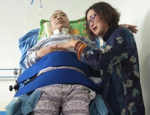 【残障妻子照顾病痛丈夫,患难夫妻共筑"最美家庭"】