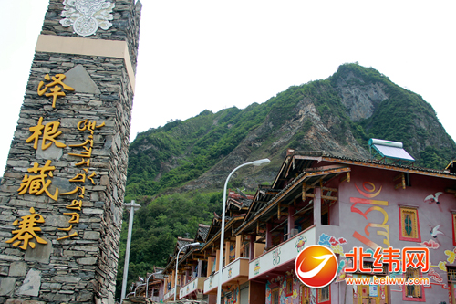 红军长征藏汉一家亲灾后重建湖滨藏寨美