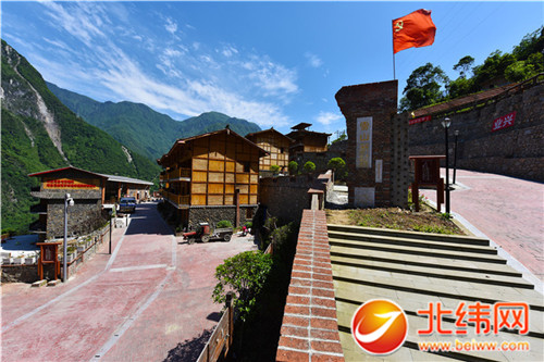 地震后初时的宝兴县穆坪镇雪山村